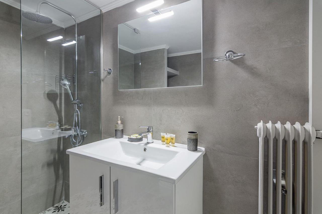 A Modern 2-Bedroom Apartment Near Areios Pagos Athen Eksteriør bilde